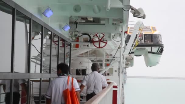 Bir cruiseship personel güvertede gidiyor — Stok video