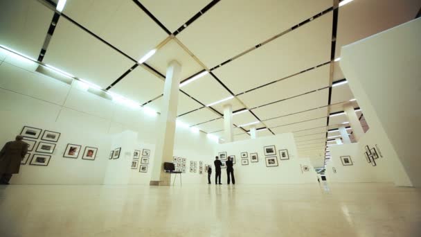 Зал выставки посвященной Никите Хрущеву в "Московском Доме фотографии" " — стоковое видео
