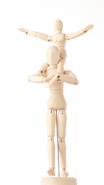 Vídeo vertical: figuras de madera de niño se sienta en el cuello del hombre — Vídeo de stock