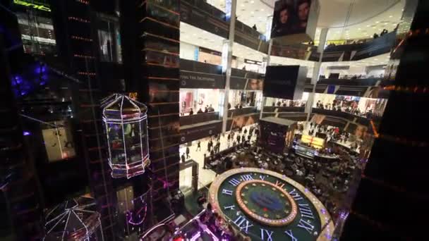 Vista superior en la sala central con ascensores del centro comercial "Europea" en Moscú — Vídeos de Stock