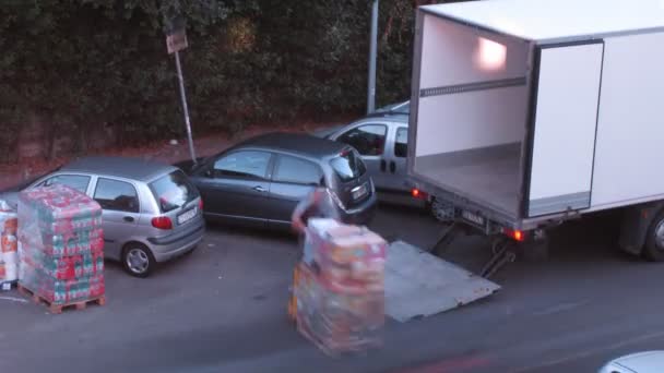 Två män ladda vissa gods på lastbil med lastpall jack i Rom, Italien. — Stockvideo