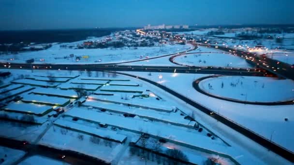 Trafikera av bilar runt ett vägskäl på vintern highway — Stockvideo