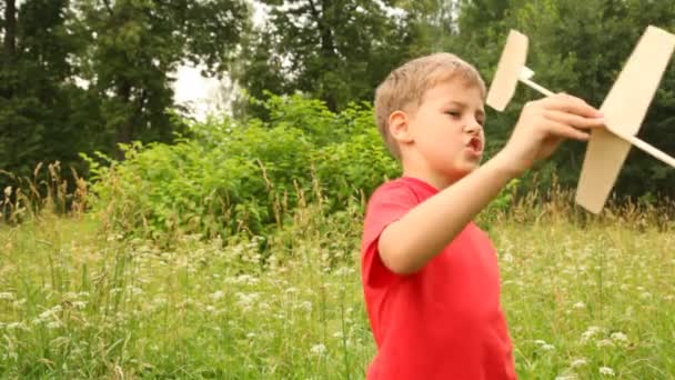 Boy joue avec un modèle d'avion 