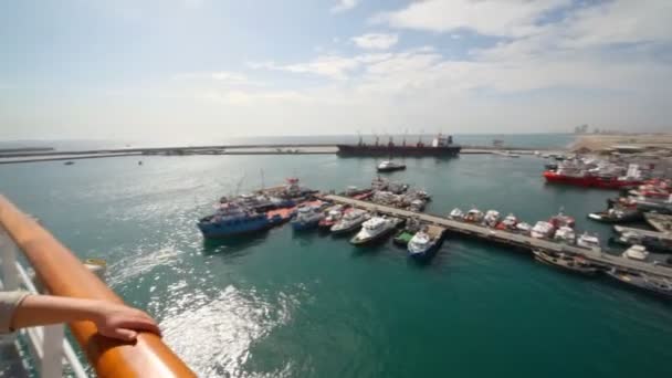 Coupe-lames au mouillage, vue sur le dessus, panoramique — Video