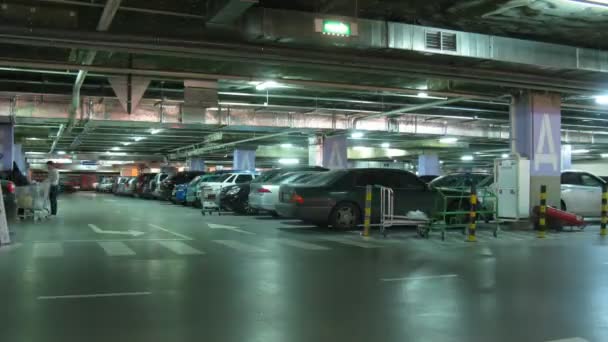 Podziemny parking w sklepie w moscow, Federacja Rosyjska. — Wideo stockowe
