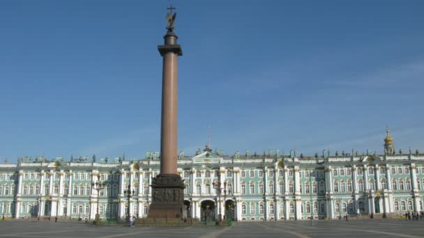 Aleksandriskiy sloupec a zimní palác v Petrohradu, Rusko. — Stock video