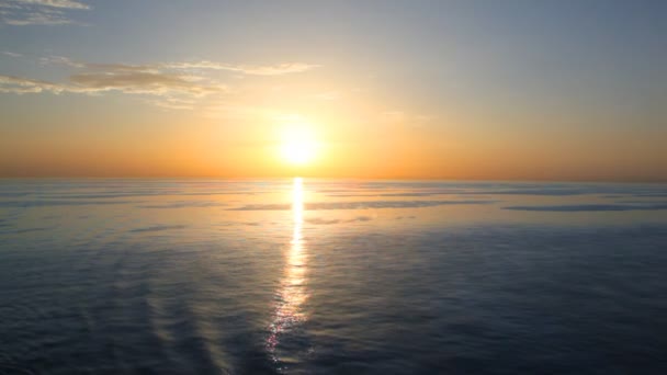 Puesta de sol en mar ondulado — Vídeos de Stock