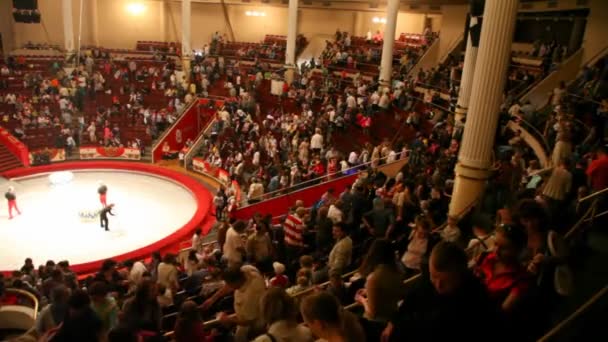 Audience comes out after show in the Moscow Nikulin Circus, Moscow, Russia — Stock Video