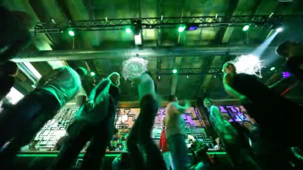 Blick vom Boden auf Beine tanzender Männer und Frauen im Nachtclub — Stockvideo