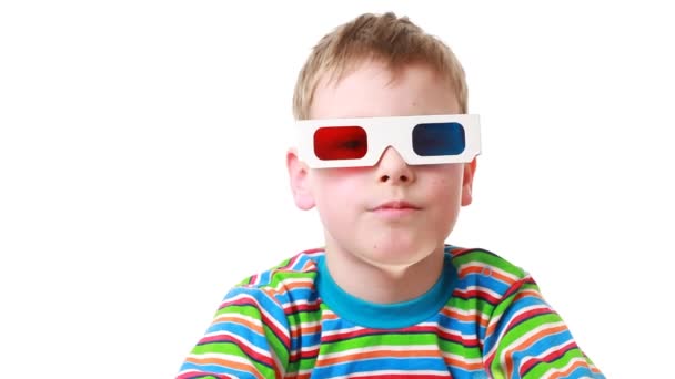 Boy sits in anaglyph glasses for viewing stereo images — Stock Video