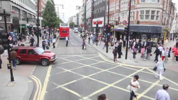 Y los coches que se mueven en Oxford Street en Londres, Reino Unido . — Vídeos de Stock