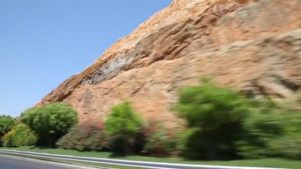 Blick durch das Autofenster in Muscat - der Hauptstadt von Oman — Stockvideo