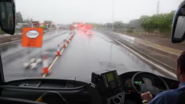 Blick auf die Reparatur der Wege durch das Fenster des Überlandbusses während in Dublin, Irland — Stockvideo