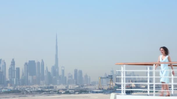 Жінка стоїть на палубі в перила в Дубаї — стокове відео