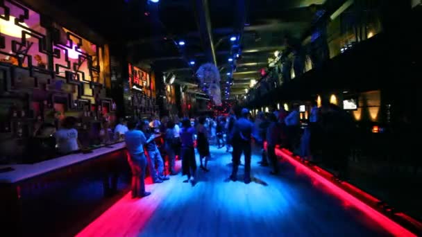 Vista desde sobre bailar y sentarse en el bar en la discoteca — Vídeo de stock