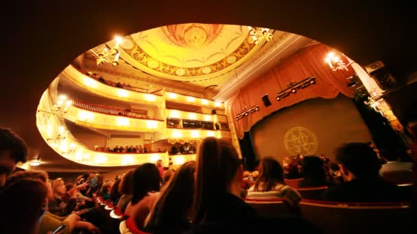 Sedersi sotto il balcone rotondo, aspettando operetta "Grafico Monte Cristo " — Video Stock