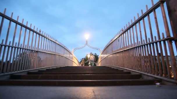 Visão traseira do passeio na Ponte Ha 'penny em Dublin — Vídeo de Stock