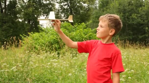 Boy joue avec un modèle d'avion 