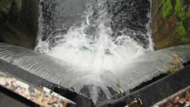 Artificial waterfall, 4th Lock, Circle Line, Grand Canal, Baggott Street in Dublin, Ireland — Stock Video