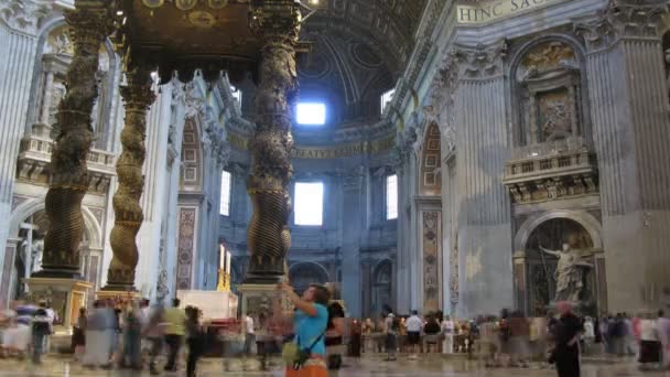 Zijn in de basilica di san pietro (san pietro kerk) in Vaticaanstad, rome. — Stockvideo