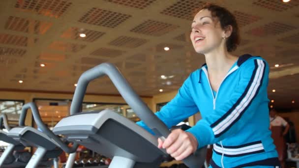 Portret kobiety na rowerek treningowy — Wideo stockowe