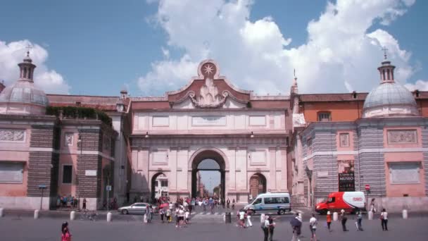 Turisté v blízkosti náměstí piazza del popolo oblouku v Římě, Itálie. — Stock video