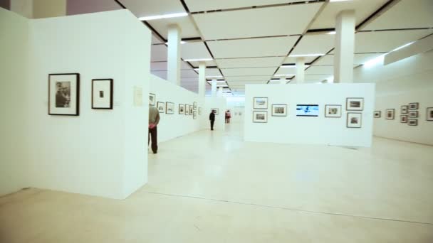 Salón de exposición a la devota Nikita Khruschev en "Moscú Casa de la Fotografía " — Vídeo de stock