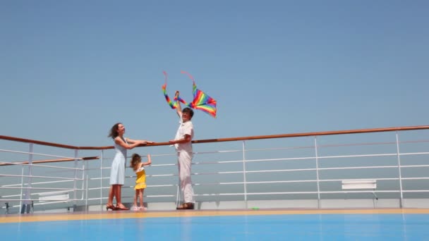 Famiglia che vola un aquilone sul ponte della nave — Video Stock