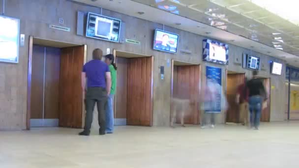 Attendre aux portes d'ascenseur dans un hall, écrans au-dessus des portes à Moscou, Russie . — Video