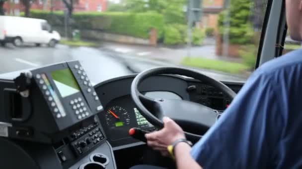 Visão traseira do homem dirigindo ônibus na estrada chuvosa — Vídeo de Stock