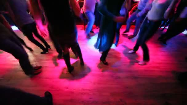 Frontansicht auf der Tanzfläche mit Männern und Frauen in einem Nachtclub — Stockvideo