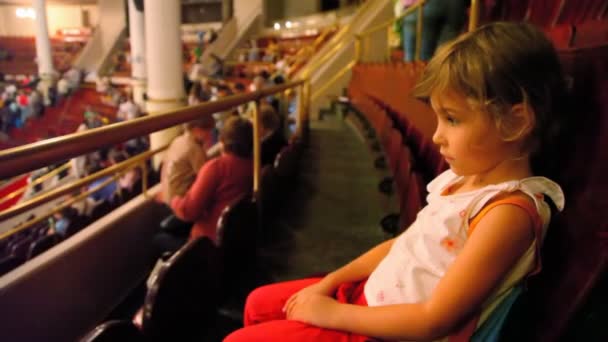Chica triste se sienta en el circo antes de la actuación — Vídeos de Stock