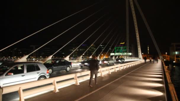 Autos angehalten, Spaziergänge auf der samuel beckett bridge — Stockvideo