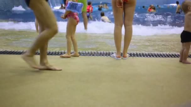 Unbekannte ruhen sich im Aquapark aus — Stockvideo
