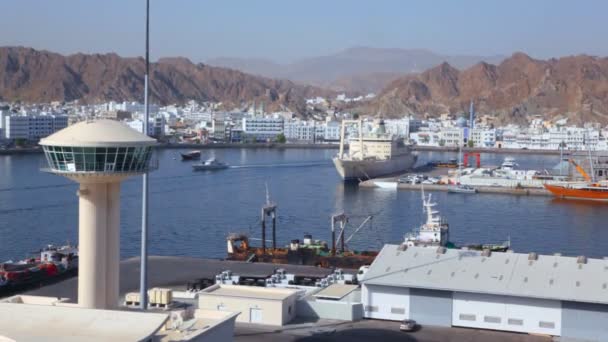Tengerjáró hajó megállt a kikötő város a tengerparton — Stock videók