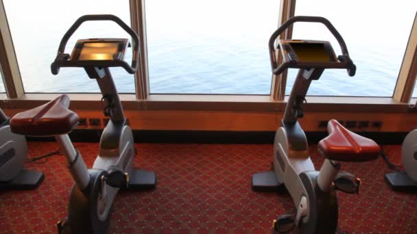 Bicicletas de exercício em ginásio de navio de cruzeiro — Vídeo de Stock