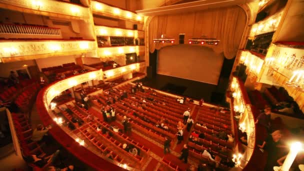Oczekiwać, aby zobaczyć w zabytkowym budynku w Moskwie teatr operetki. — Wideo stockowe