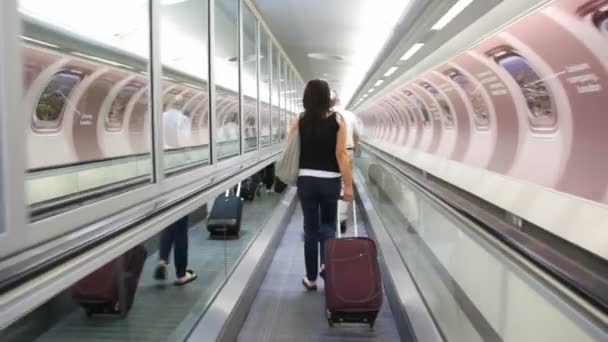 Avec des sacs se déplaçant sur l'escalator, vue de dos à Londres, Royaume-Uni . — Video