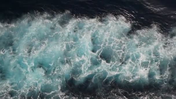 Agua con espuma de mar, vista superior desde el barco en movimiento — Vídeos de Stock