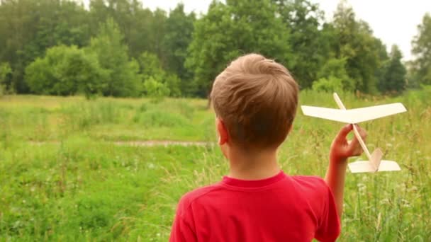 Boy joue avec un modèle d'avion 