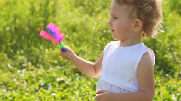 Ragazza sta scuotendo un sonaglio gioioso — Video Stock