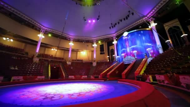 Cirkuszi előadás előtt üres arena belső panoráma — Stock videók