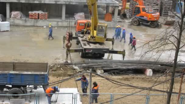 Lavori in un cantiere: lavoratori, la gru, lastre in Mosca, Russia . — Video Stock