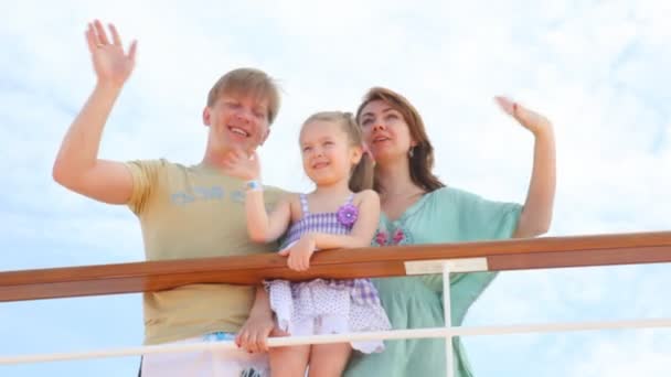 Familia de pie en el barco está saludando las manos — Vídeo de stock