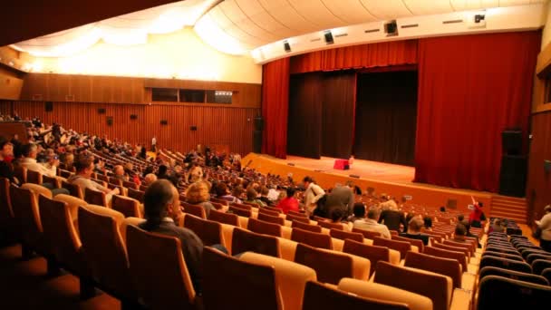 Sit in auditorium for watching performance of hypnotist Anatoly Kashpirovsky, Moscow, Russia. — Stock Video