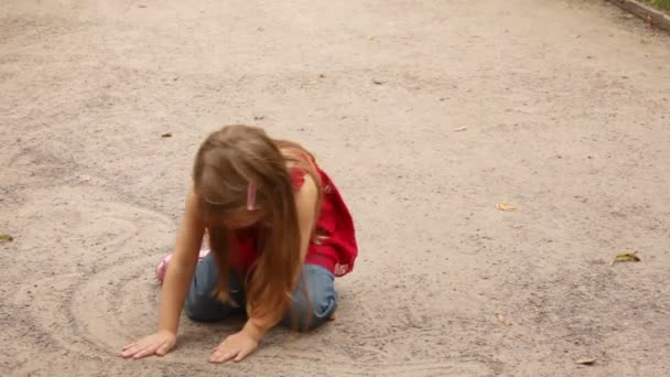 Menina girar e girar enquanto joga com areia — Vídeo de Stock