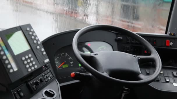 Cabina vacía de autobús mostrada desde el interior, lluvia detrás de la ventana — Vídeos de Stock