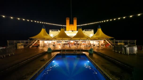 Schwimmbad auf dem Oberdeck auf costa deliziosa - das neueste Costa Kreuzfahrtschiff — Stockvideo