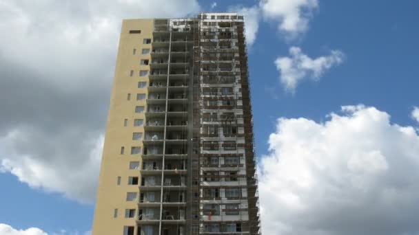 Fim de construção de casa contra céu com nuvens em movimento . — Vídeo de Stock