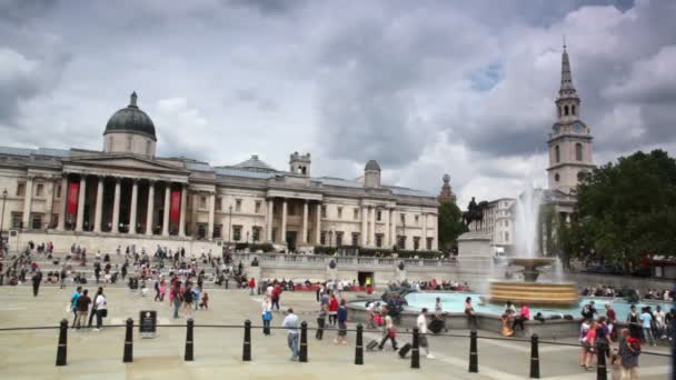 Wandelingen op trafalgar square in de buurt van national gallery in Londen, Verenigd Koninkrijk. — Stockvideo